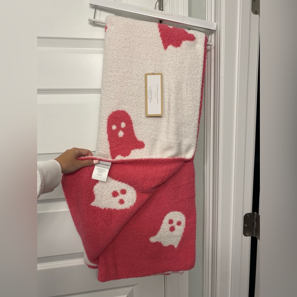 cupcakes & cashmere viral ghost blanket 👻💕